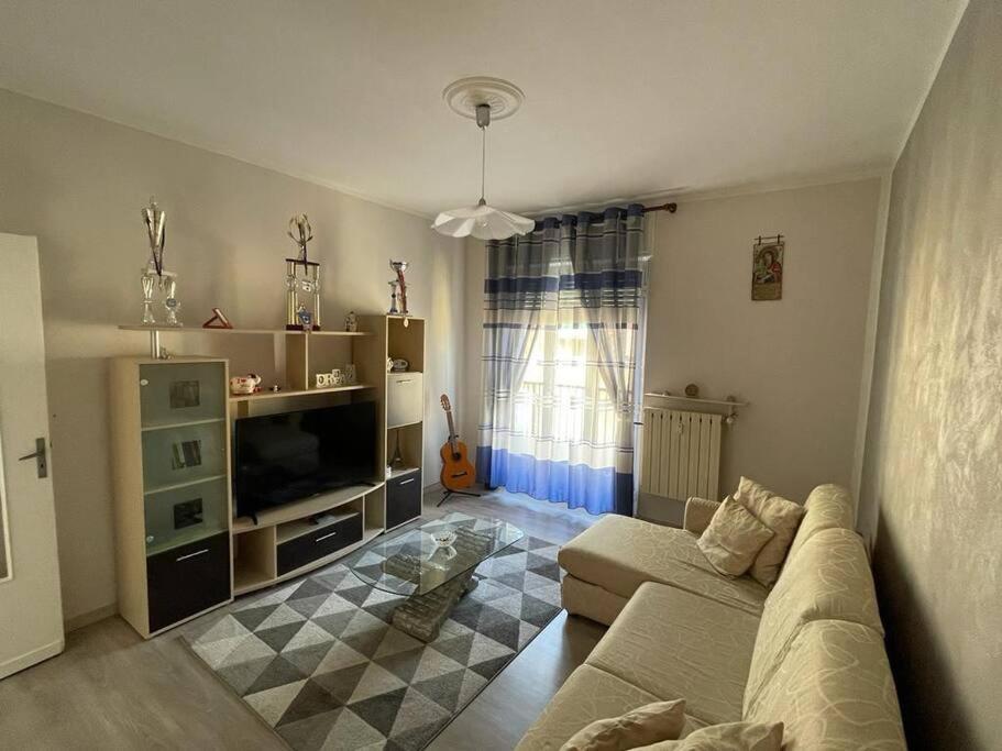 Appartamento Con Tre Camere - Zona Centrale Alessandria Bagian luar foto